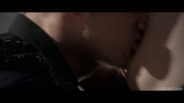Шикарный фильм про нежный секс семейной пары в темной комнате