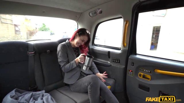 Превью Таксист берет с пассажирки плату натурой и шпилит ее в машине № 39616
